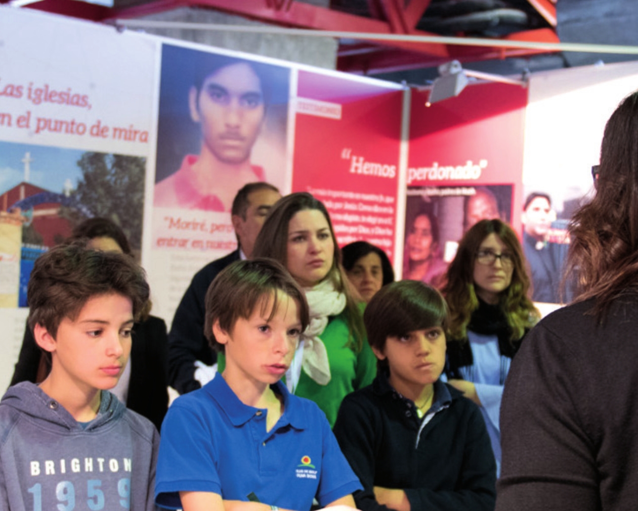 expo-belleza-martirio-publico-joven