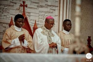 Mons. Julius Yakubu Kundih, en el centro, rezando durante una Misa. (ACN)