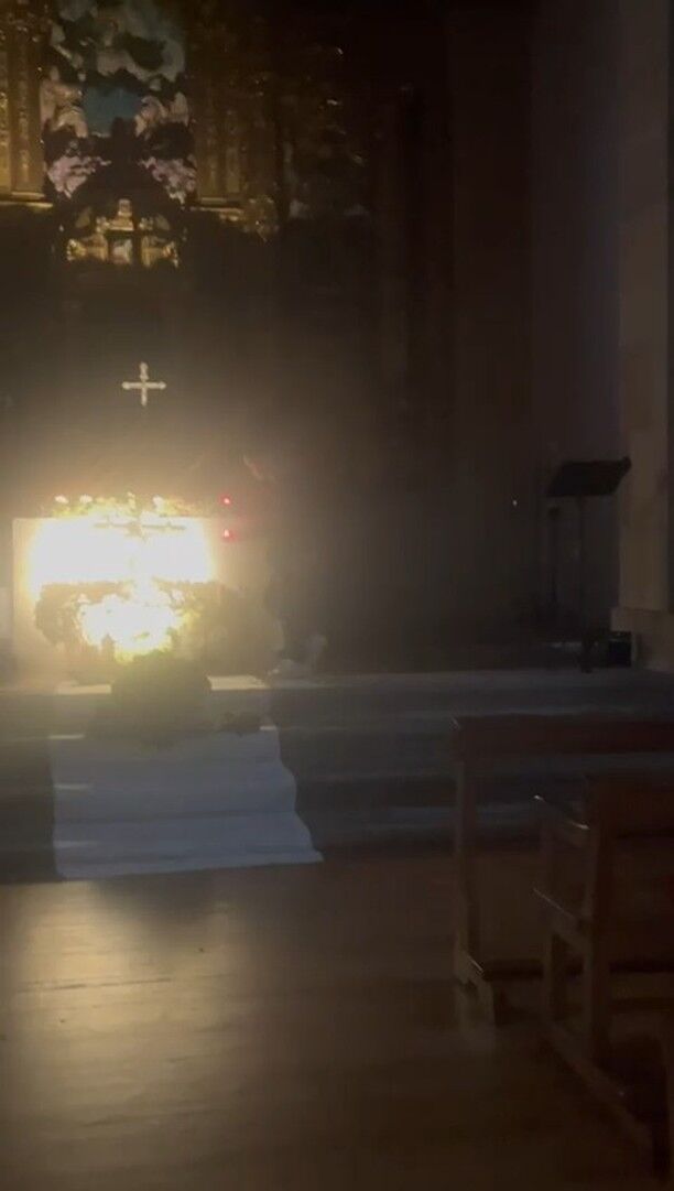 ð¿ Uno de los niños de la Parroquia Santa María, de Lezama, Vizcaya, enciende un velað¯️mientras rezan el rosario por la #paz y la unidad en el #mundo 
